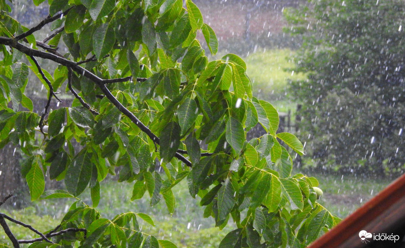 Zápor, jégesővel kísérve