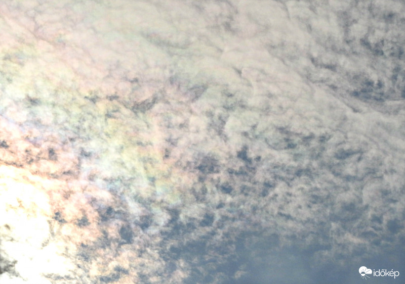 Délelőtti irizáló felhők :)