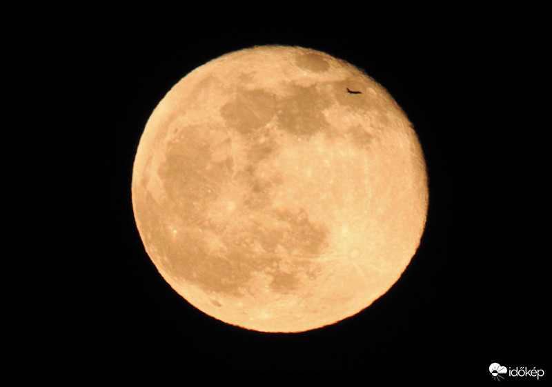 Mai Hold + egy távoli gép :)