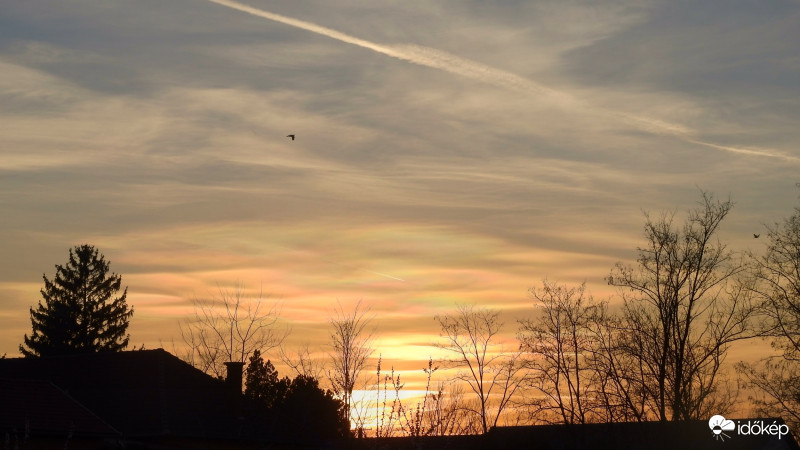 Irrizáló felhők naplementekor :)