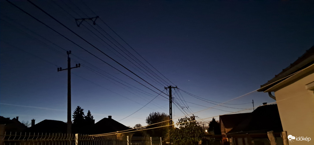 Türkiz kék égbolt