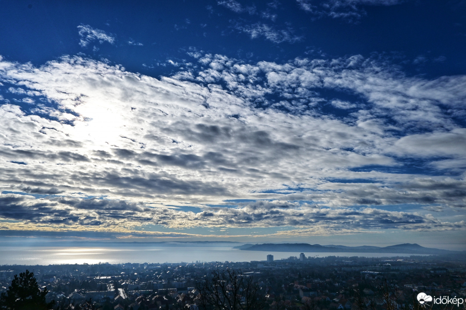 Felhős reggel a Balatonnál