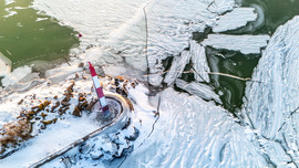 Épül a jég a Balatonon