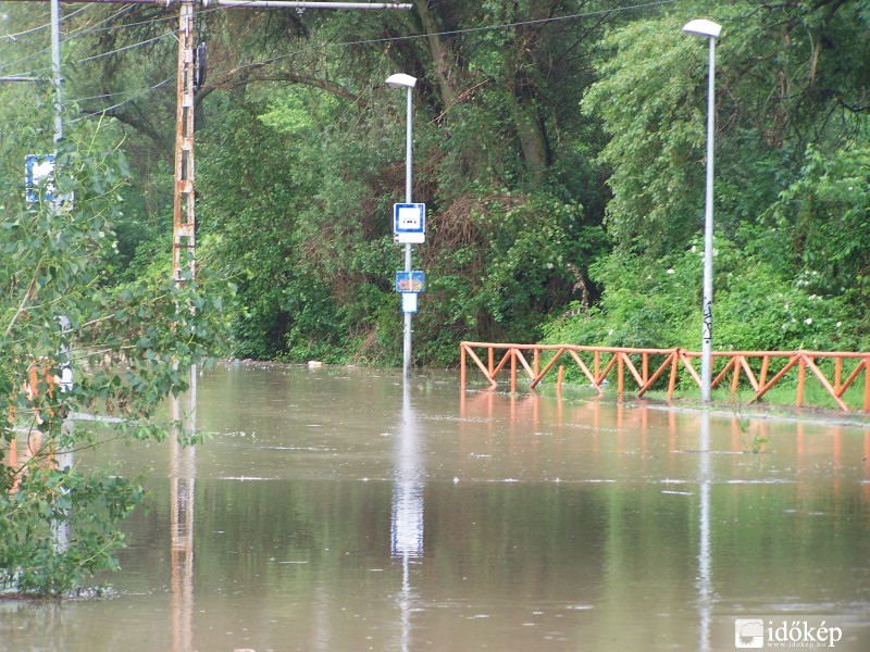 A 41-es villamos pályáját elöntötte a Hosszúréti-patak