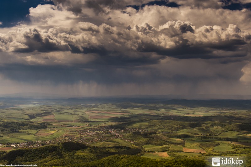 Esik eső, szép csendesen csepereg