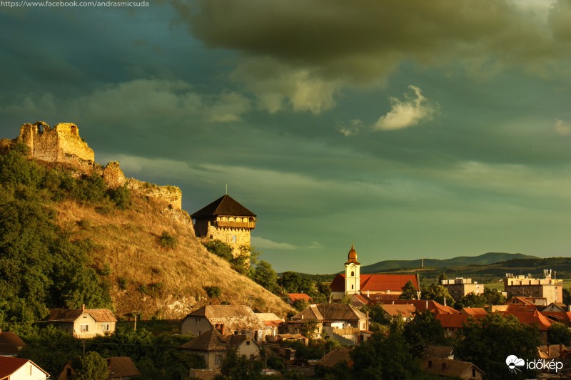 A lemenő Nap fényében
