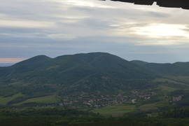 Karancs hegy és Somoskőújfalu látképe