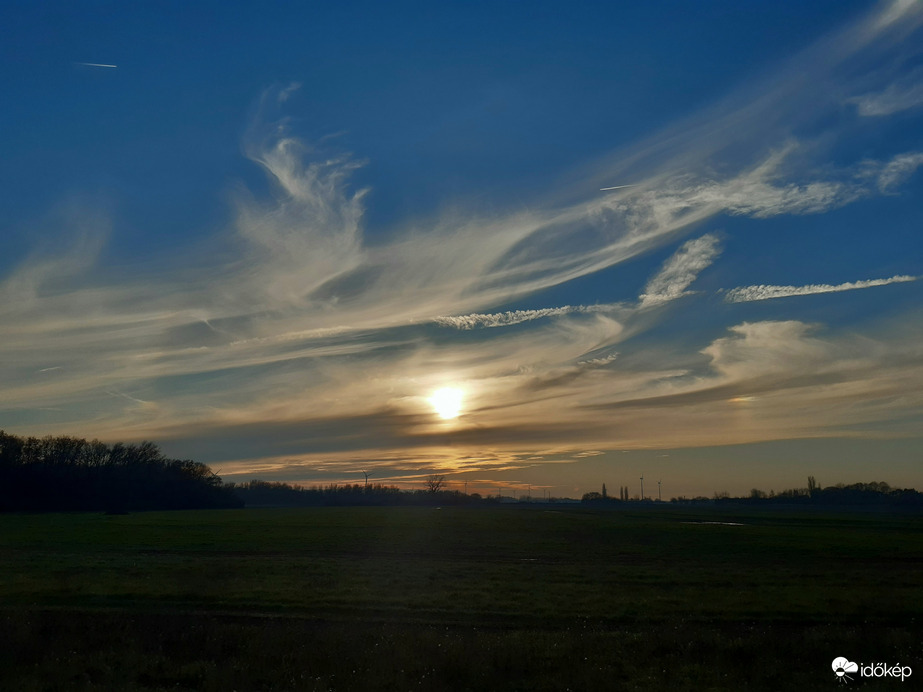 Naplemente halvány melléknappal