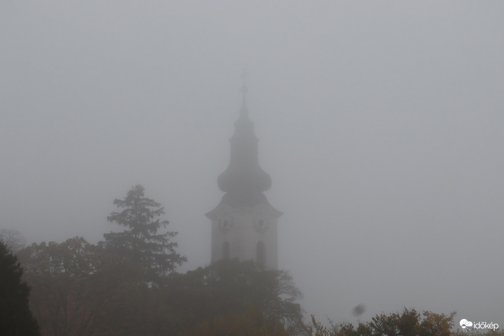Templom a ködben.
