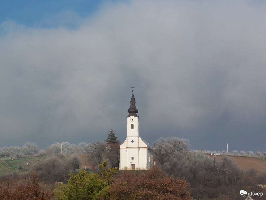 Templom a zuzmarában