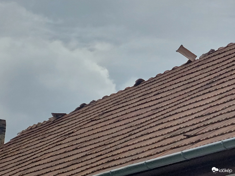 Hamar felkapja a szél a tetőcsrepeket.