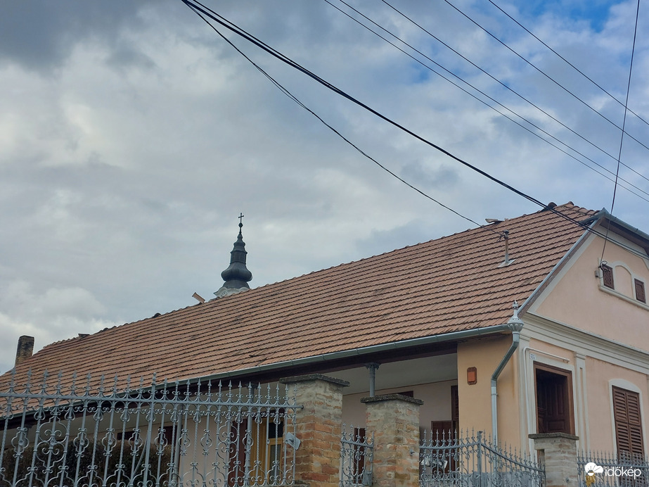 Hamar felkapja a szél a tetőcserepeket. 