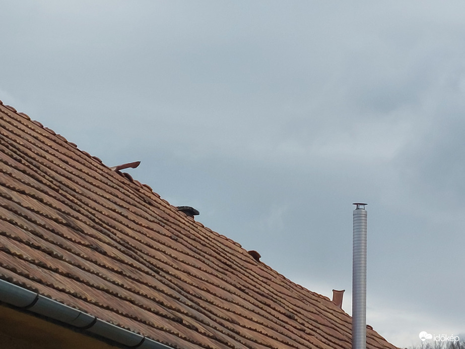 Hamar felkapja a szél a tetőcserepeket.