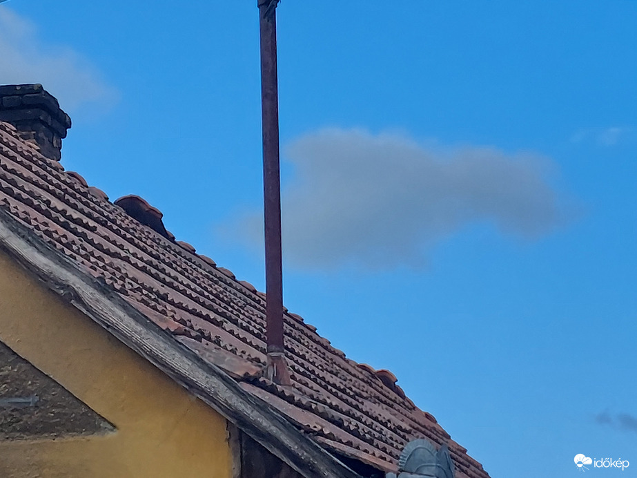 Hamar felkapja a szél a tetőcserepeket. 