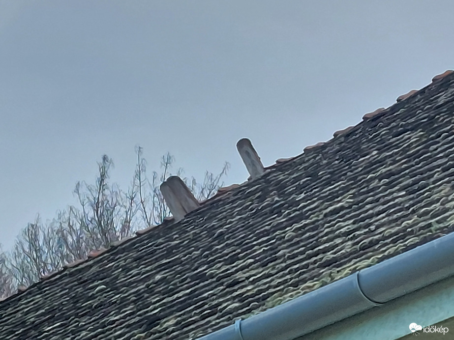 Hamar felkapja a szél a tetőcserepeket.
