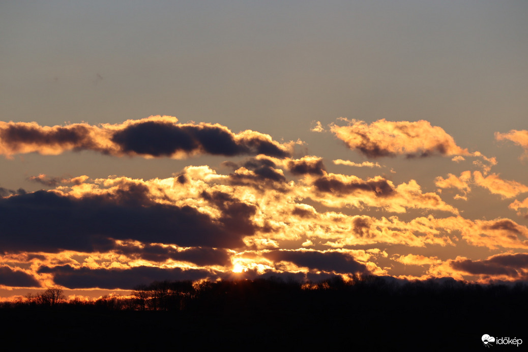 Felhős, szeles naplemente 2.