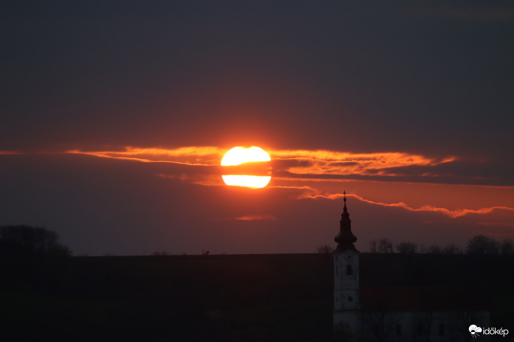 Felhős naplemente