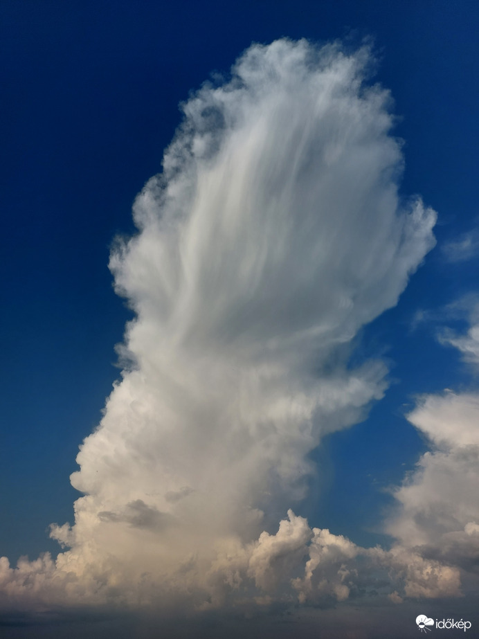 Zivatarfelhő hosszan elterülő üllővel.