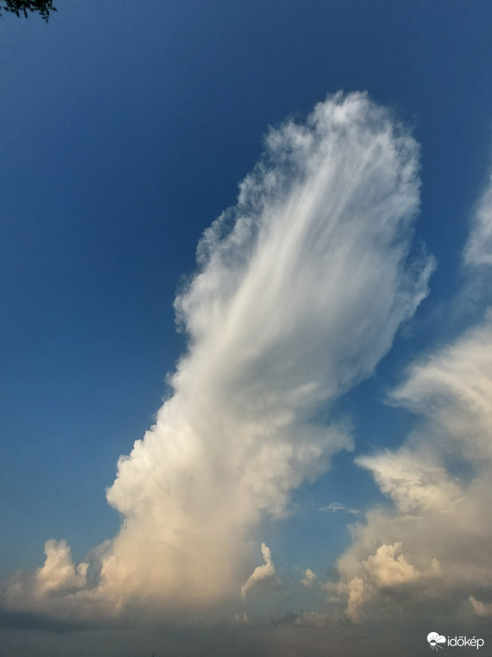 Zivatarfelhő hosszan elterülő üllővel.