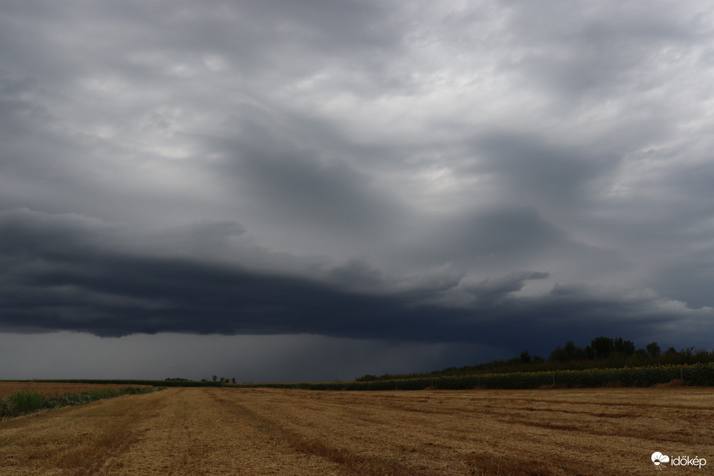 Zivatar látványos fehőzete