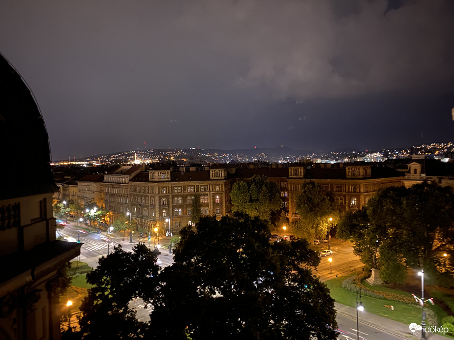 Tűzijáték előtti felhős tér