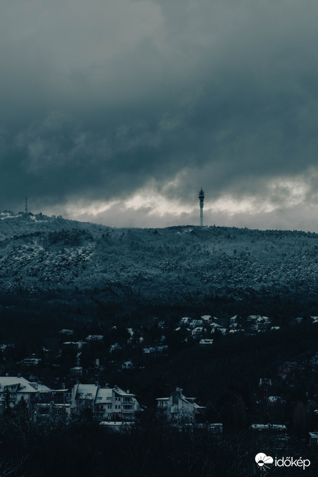 Kuruclesről a havas Hármashatár-hegy (vertikális)