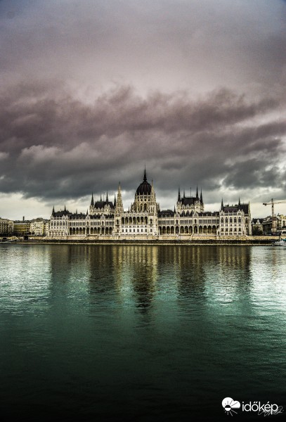 Esőfelhők a Parlament felett