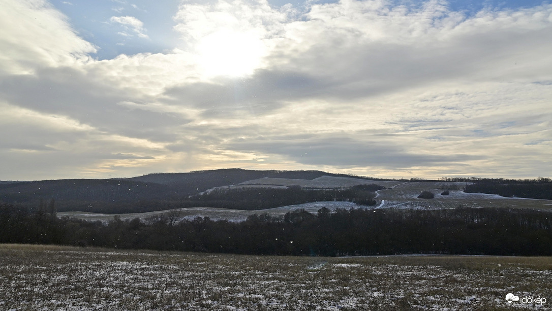 Hull a pelyhes és napsütés. 