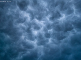 Mammatus felhőkkel zárult a nap