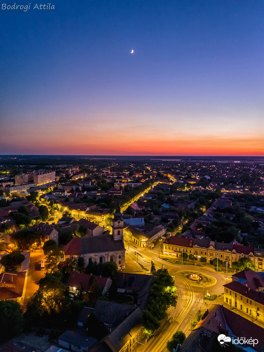 Holdsarló és est találkozása