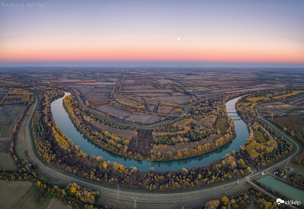Mosolygós telihold kelte