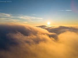 A ködtenger feletti naplemente