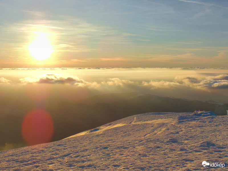 Napnyugta előtt a felhők felett