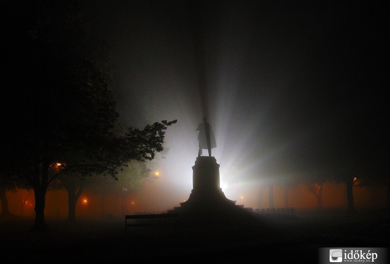 Sűrű ködben