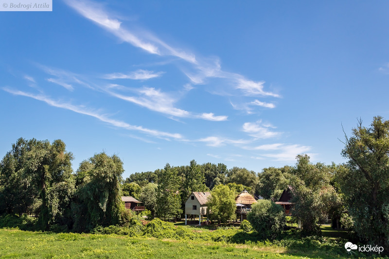 Cirrus felhőkkel a Körös-torok üdülői