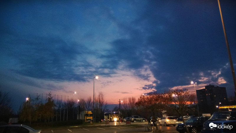 Bevásárlóközpontnál