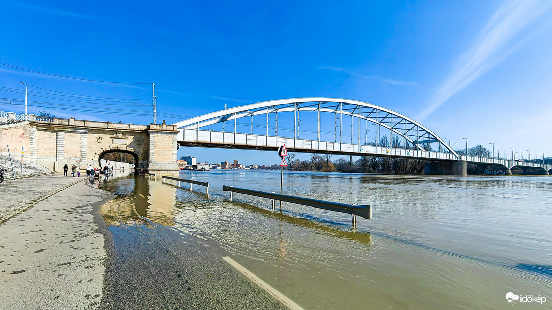 Kiöntött a Tisza