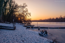 Meleg színek a jeges naplementében 