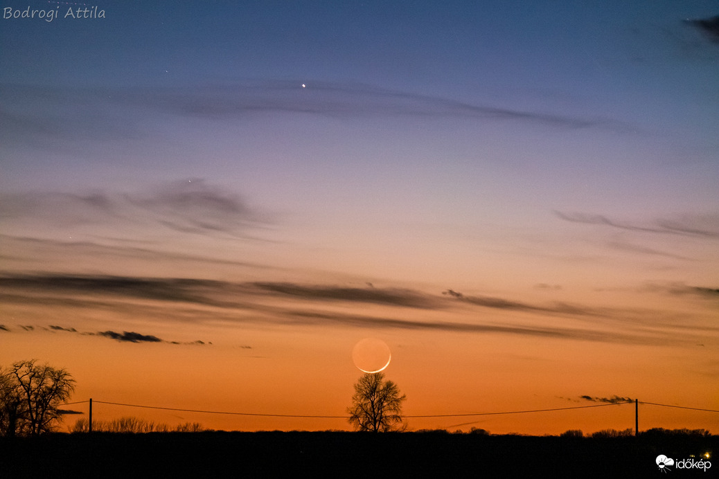 Újholddal koronázva