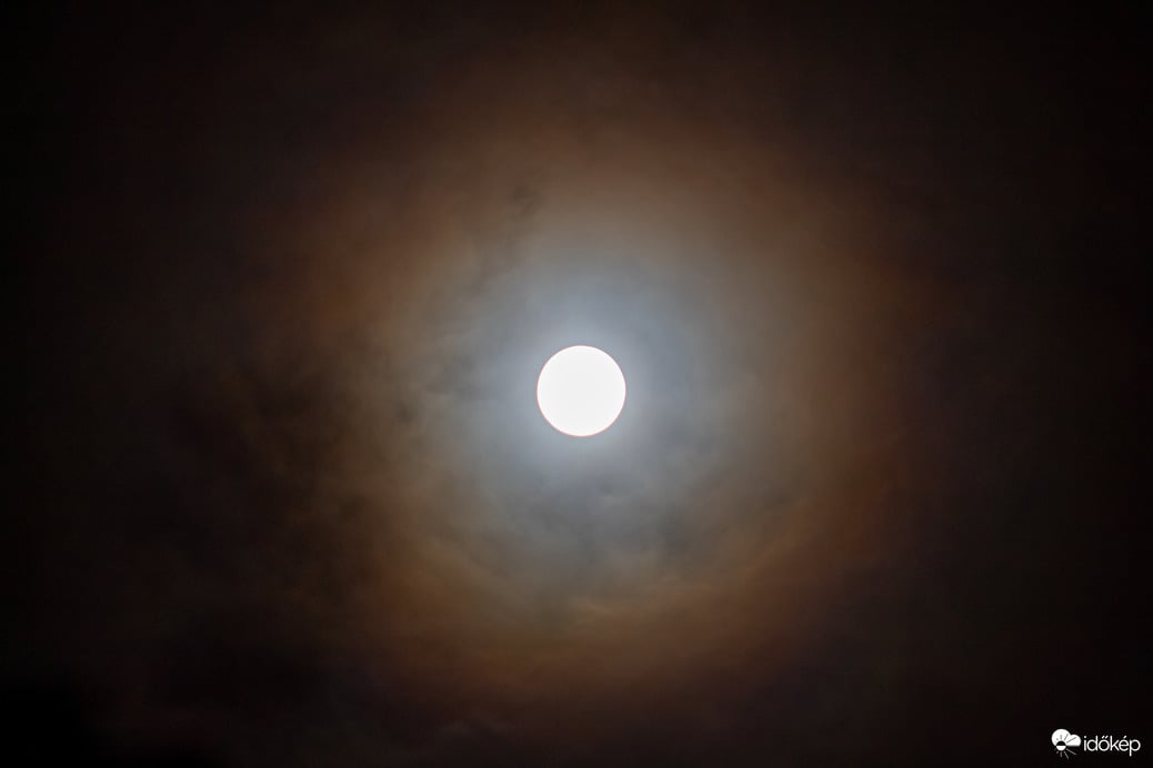 Éjféli holdkoszorú