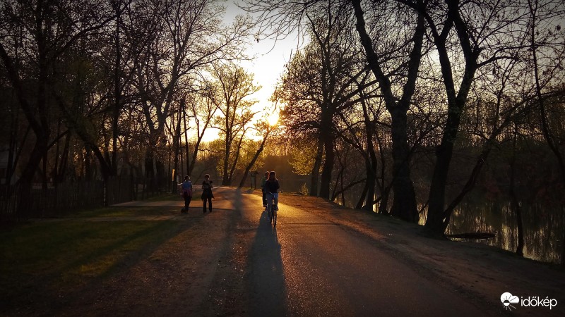 Április első napnyugtája