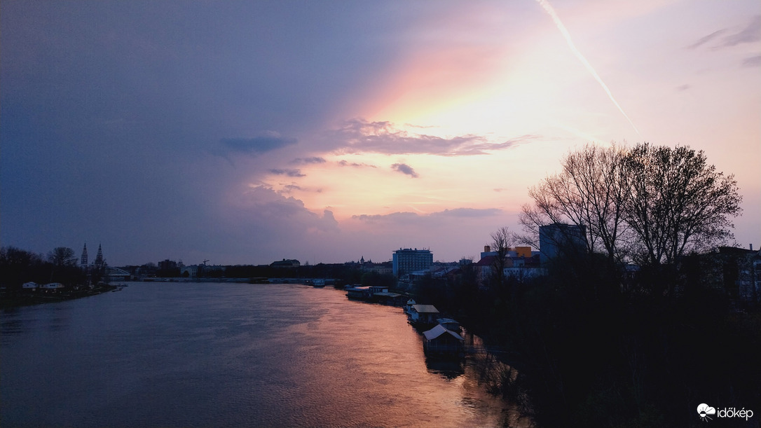 Szeged este.
