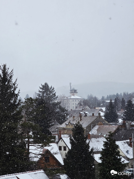 Nagy pelyhekben hull