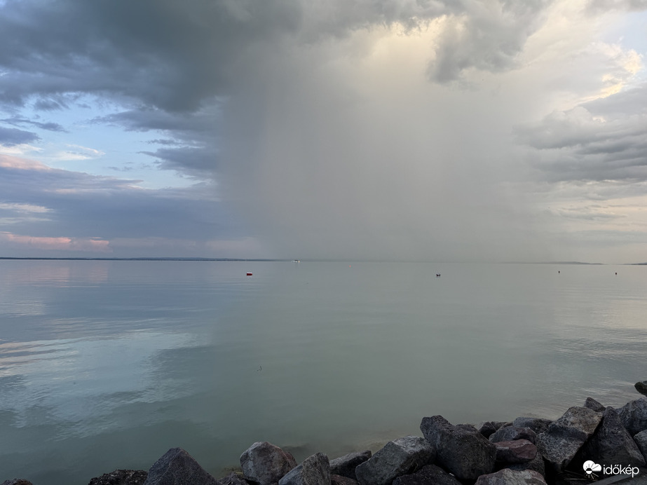 Esőfüggöny Balatonkenesén 