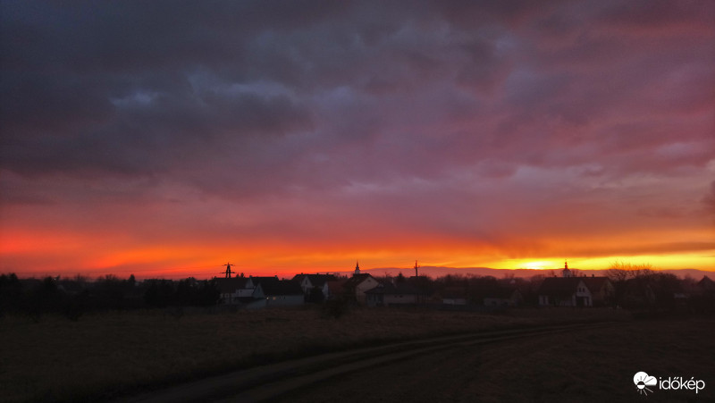 Eső közbeni napnyugta