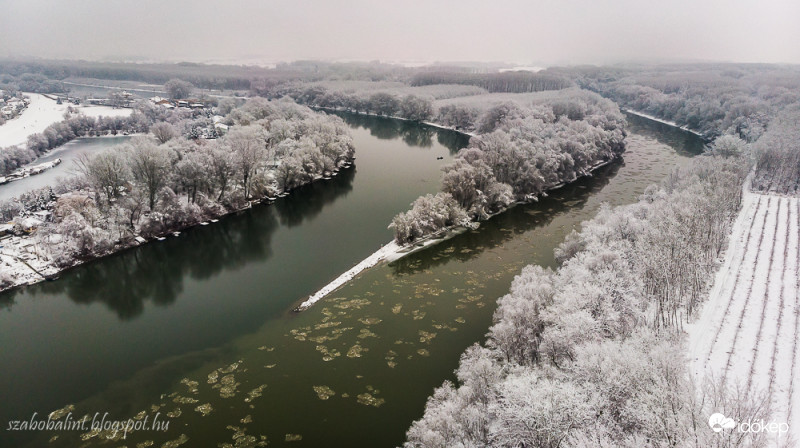 Jégtáblák úsznak le a Maroson Szegedre, ahol a Tiszába torkollik.