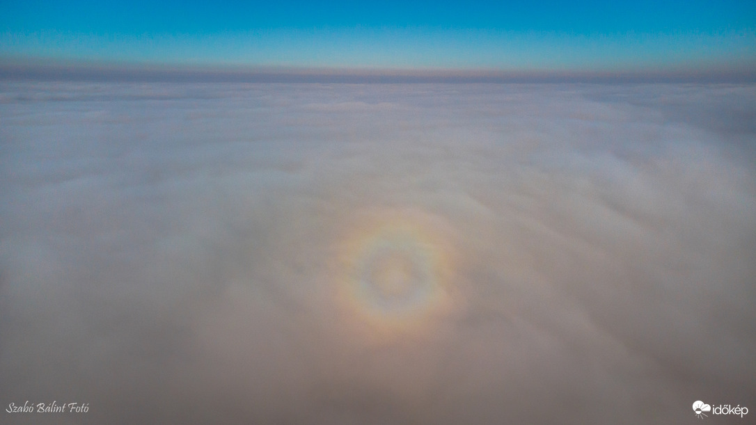 Glória légköroptikai jelenség a felhők felett.