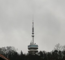 Avasi kilátó a szürkeségben.