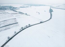 A hóba rajzolt kanyar