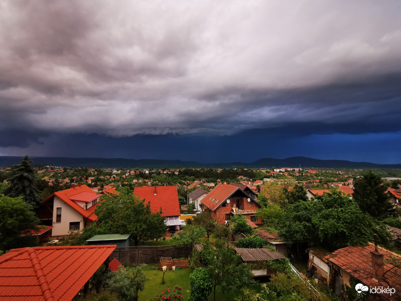 Felhőszakadás előtt